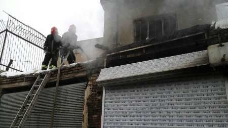 آتش‌درخانه /نجات زن ۳۱ ساله از میان شعله ها 