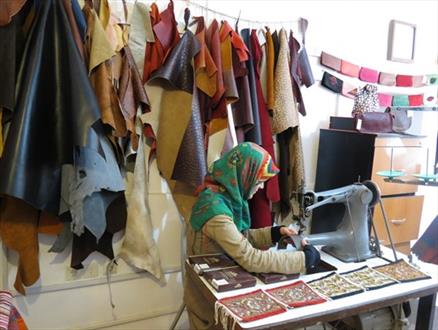 صنایع دستی هنرمندان کردستانی سمبل اقتصاد مقاومتی/نقش بستن نگارهای عجین شده با فرهنگ توسط دستانی هنرمندانه