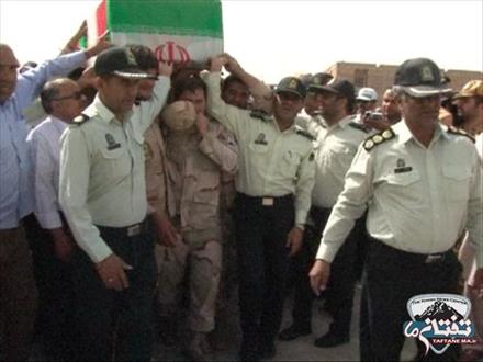 رمضان امسال، شهرستان خاش عطر شهادت به خود گرفت/ پیکر سرباز شهيد "محمد چاه چمندي" بر دوش مردم خاش