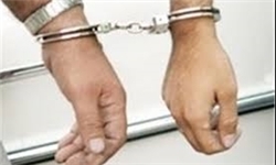دستبند پلیس بر دستان دو سارق حرفه‌ای در چابهار