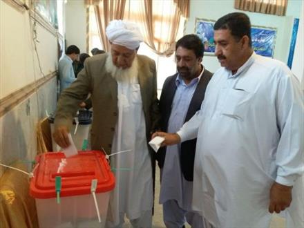علماء شهرستان خاش نيز به پای صندوق های رای رفتند/ روحانيون: حضور گسترده ملت در انتخابات دشمن را ناامید کرد
