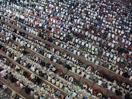 پذیرایی از 170 هزار زائر در بزرگ ترین سفره افطاری جهان اسلام