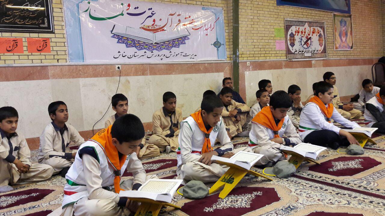گزارش تصویری/ برپایی محافل نورانی انس با قرآن کریم در مدارس شهرستان خاش