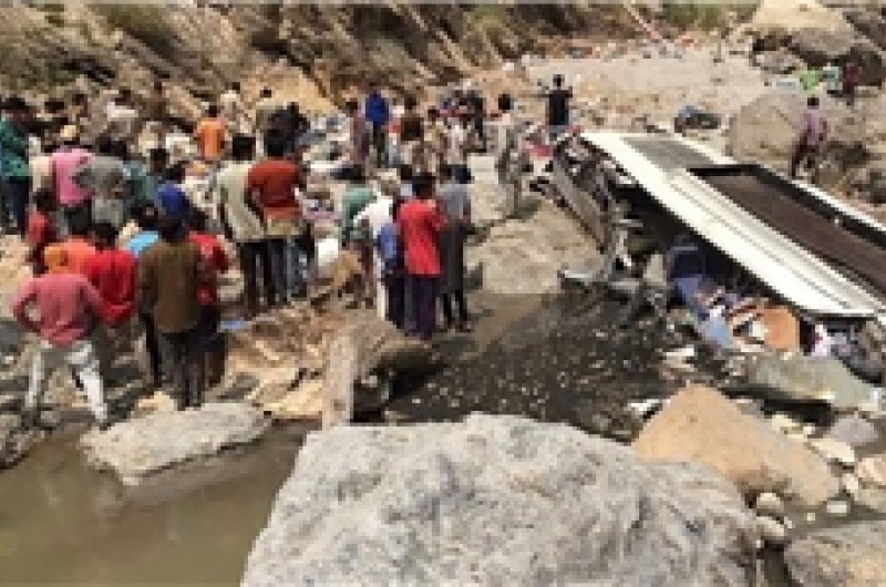 44 جان‌باخته و مصدوم در اثر سقوط مرگبار اتوبوس به رودخانه‌ای در هند