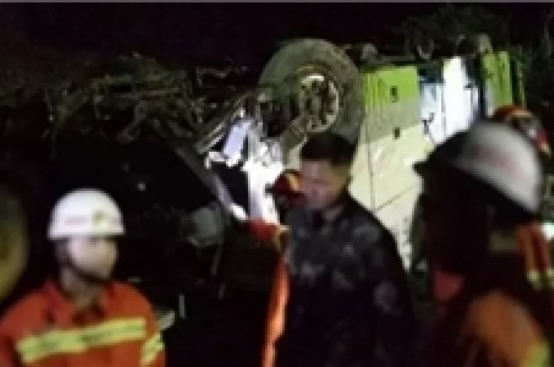 53 کشته و زخمی در پی سانحه رانندگی در چین+تصاویر