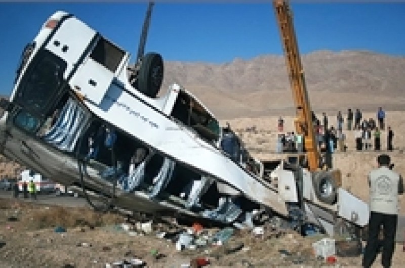 واژگونی اتوبوس در محور شیراز به سروستان