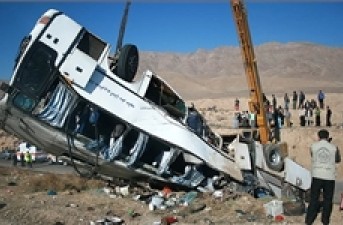 واژگونی اتوبوس در محور شیراز به سروستان