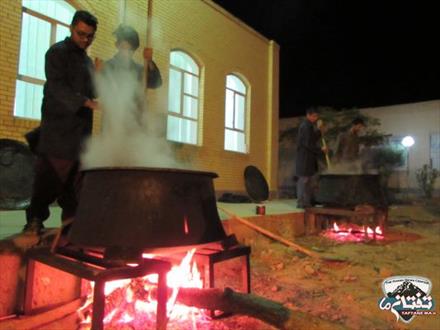 احیاء سنت قدیمی حلیم ‌پزی در شهرستان خاش/ نذورات محرم؛ نشانه اعتقادات مردم اين مناطق به اهل بيت عصمت و طهارت(ع) است 