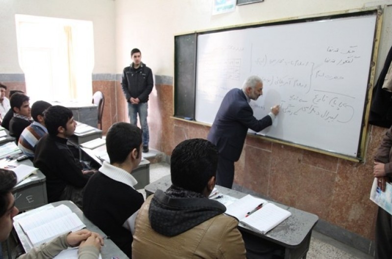 دبيرستان هاي دانشگاه شهرستان خاش زير سايه بي مهري مسئولين و خيرين هستند/ ۱۰ دانش آموز اين دبيرستان در كنكور رتبه زير ۲۱ هزار كسب كردند