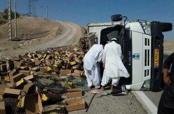 واژگونی کامیون حامل بار خرما در محور خاش به ایرانشهر دو مجروح برجای گذاشت/ كشته و مجروح شدن 6 نفر در حوادث ترافیکی 24 ساعت گذشته