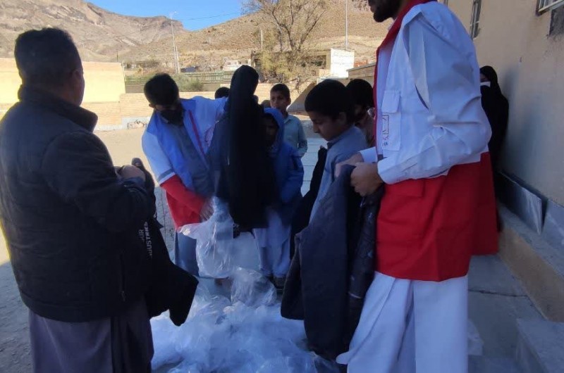 در راستای کمک به دانش آموزان مناطق کوهستانی و سردسیر انجام شد/اهدای 50ثوب کاپشن و لباس گرم توسط هلال احمر خاش به دانش آموزان نیازمند